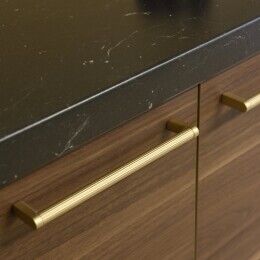 Grepen en knoppen met een messing kleur afwerking