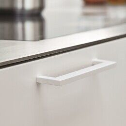 Grepen en knoppen met een witte kleur afwerking