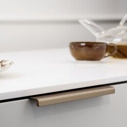 Profielen opschroefbaar aan de binnenzijde van het paneel